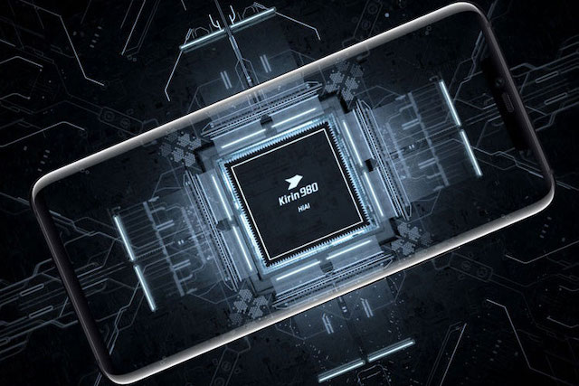 Huawei si kvůli americkým sankcím objednal čipy za 18 miliard korun