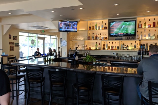 Hotely a restaurace musí zaplatit televizní a rozhlasové poplatky, i když byly kvůli koronaviru zavřené