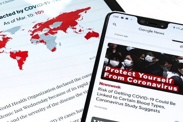 Facebook bude mazat nepravdivé informace o koronaviru