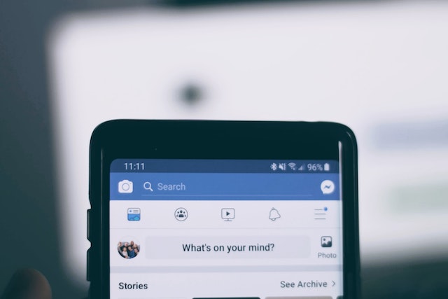 Facebook opět povolil politickou reklamu