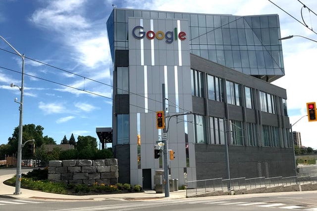 Google, Facebook a Netflix budou po zaměstnancích požadovat očkování proti koronaviru