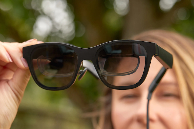 Chytré brýle pro neslyšící: Okolní zvuky převedou na text