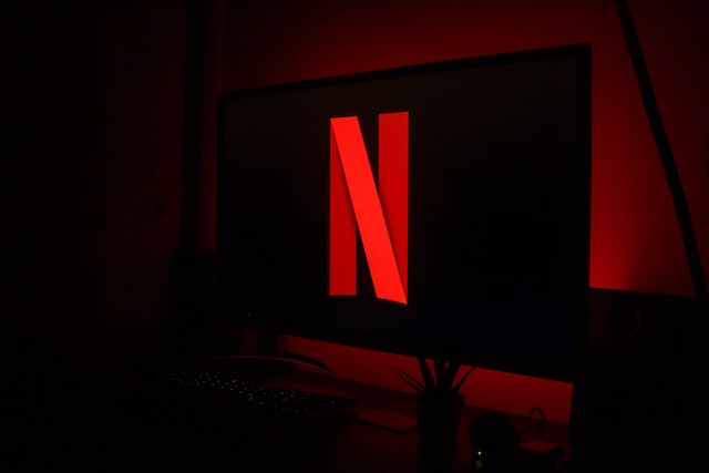 V nejlevnějším tarifu od Netflixu nebude možné přehrávat pořady offline