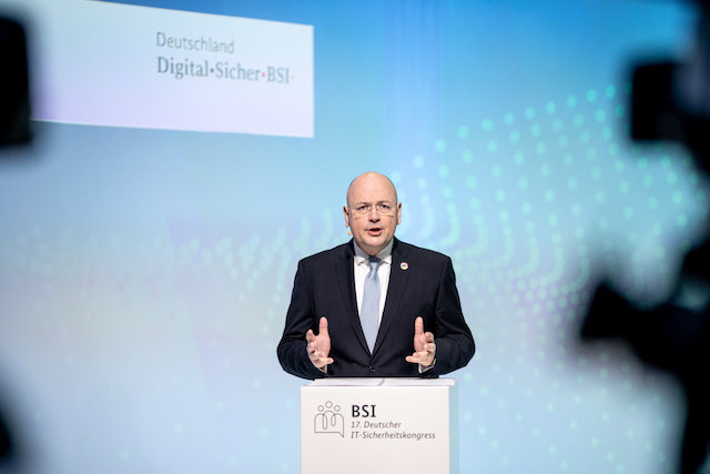 Německo odvolalo šéfa kybernetického úřadu kvůli vazbám na Rusko