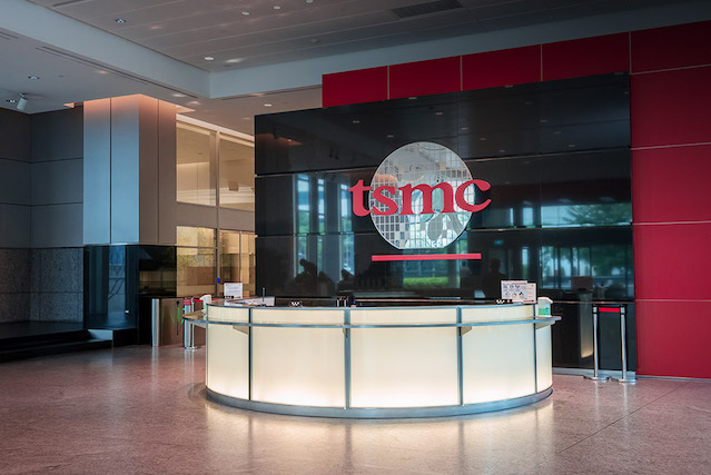 Warren Buffett koupil podíl ve firmě na výrobu čipů TSMC