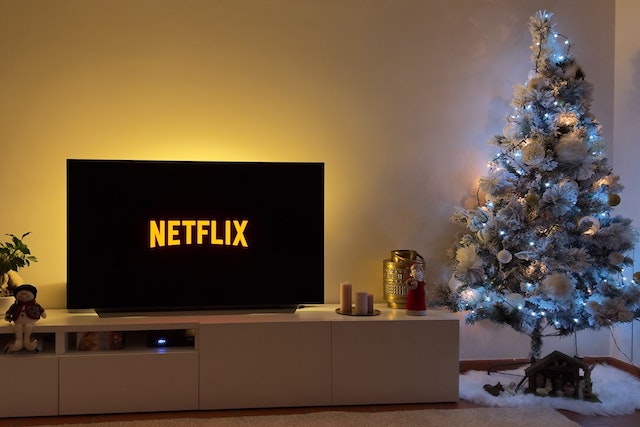 5 filmů a seriálů na Netflixu, které vás dostanou do vánoční nálady