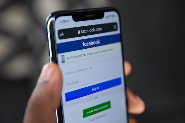 Facebook zvažuje snížení ceny předplatného bez reklam