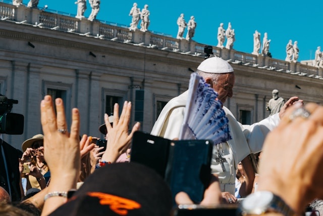Vatikán varuje před AI a vyzývá k její regulaci