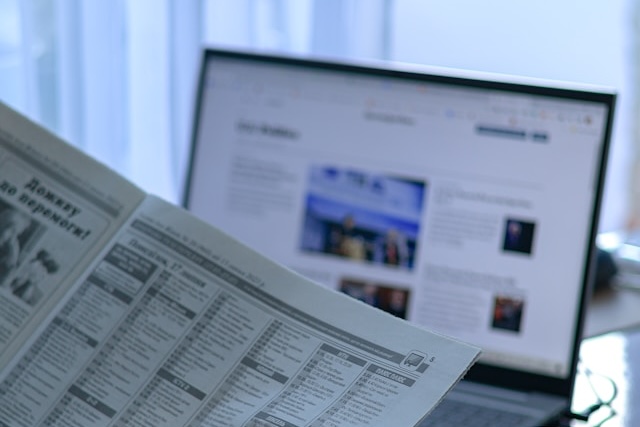 Češi získávají informace na internetu, tištěná média využívá jen desetina lidí