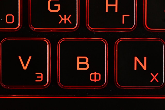 Dezinformační weby před volbami publikují až 4000 článků měsíčně