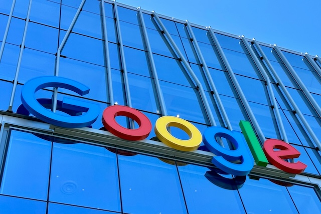 Británie zpřísňuje regulaci Googlu kvůli jeho dominantnímu postavení ve vyhledávání