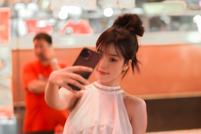 Čína zavádí zákon, který umožní vytvářet odborný obsah jen influencerům s odpovídajícím vzděláním