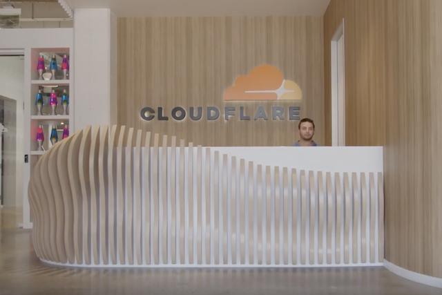 Výpadek Cloudflare ochromil X i ChatGPT, firma se omluvila a přiznala chybu