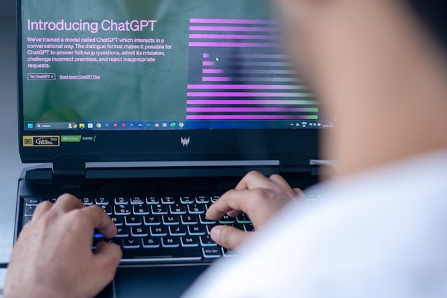 ChatGPT podle OpenAI nenese vinu za sebevraždu teenagera, porušil pravidla služby