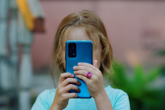 Izrael zakáže žákům základních škol používat mobily v areálu školy