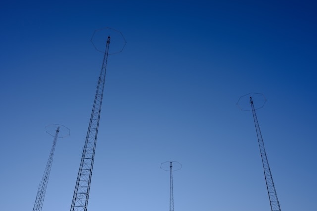 EU chce posílit investice do sítí, operátorům nabídne neomezené frekvence