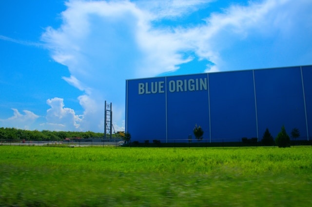 Bezosův Blue Origin chystá satelitní síť, bude konkurovat Starlinku