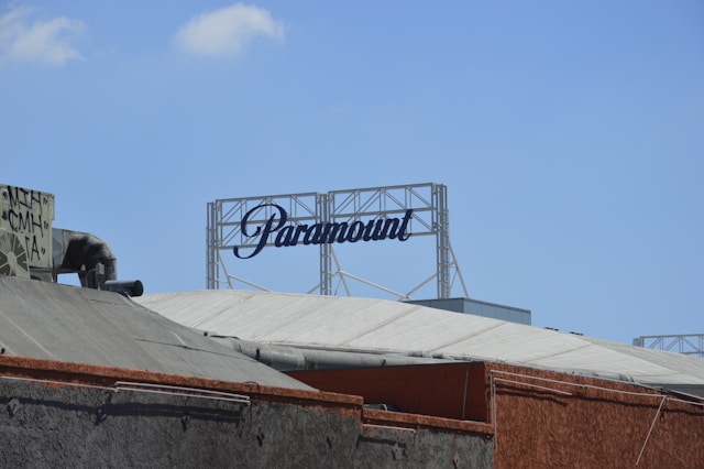 Netflix ustoupil z boje o Warner Bros, firmu převezme Paramount