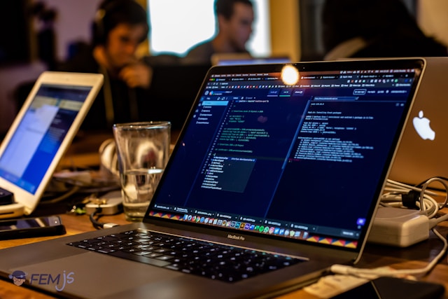 OpenAI a další startupy tlačí lidi do pracovního režimu 996