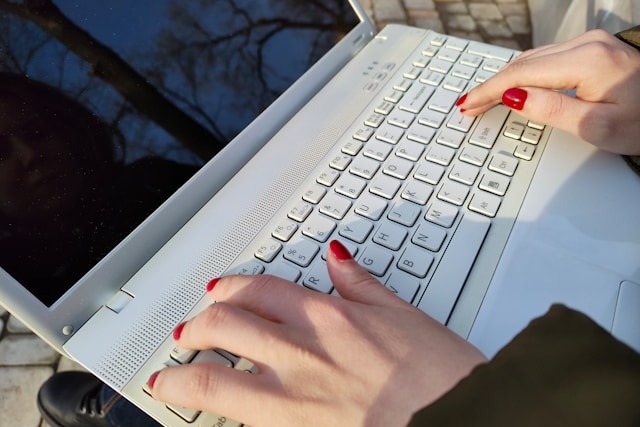 AI podle studie zásadně mění význam i tón, jakým lidé píší