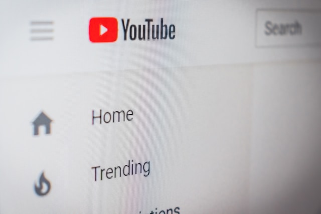 YouTube stále doporučuje videa podporující poruchy příjmu potravy mladistvým