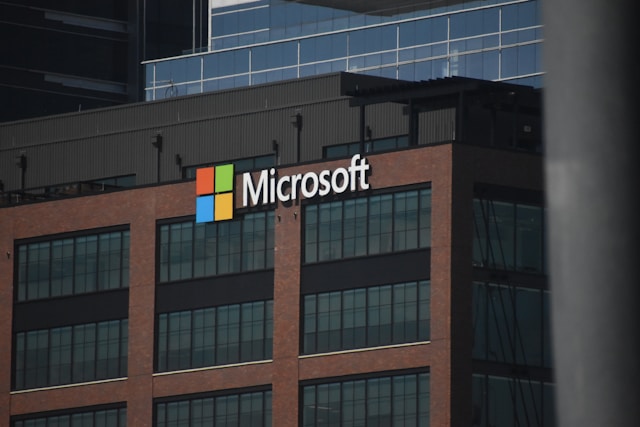 Microsoft investuje miliardy do francouzské AI společnosti Mistral