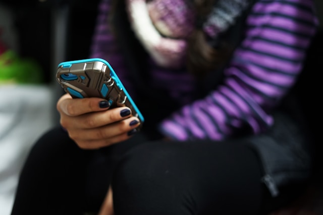 Australský zákaz sociálních sítí naráží na problém, teenageři zůstávají online