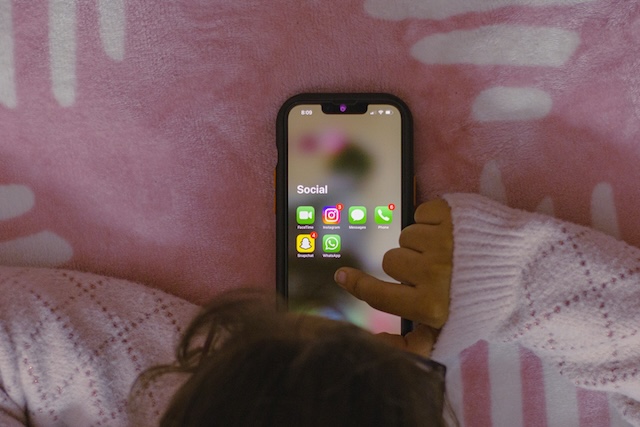 EU chce zakázat sociální sítě dětem do 13 let, starším povolí jen hodinu denně