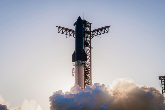 SpaceX má za sebou první orbitální let, Starship vynesla na oběžnou dráhu 26 satelitů Starlink